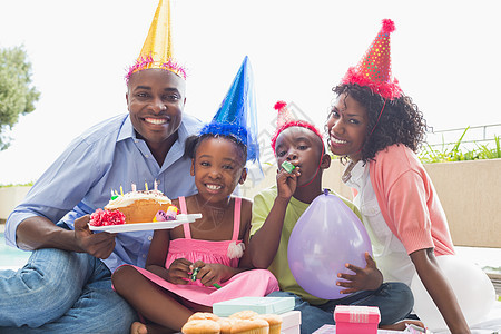 一家人一起在花园庆祝生日 幸福的家孩子休闲母亲团结童年气球闲暇男生服装微笑图片