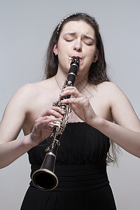 青年女音乐家扮演Clarinet音乐家玩家乐器演员女性女士钥匙女孩音乐工作室图片