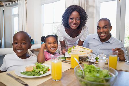 幸福的一家人一起享受健康饮食水罐父亲晚餐母亲男生厨房快乐童年桌子橙汁图片