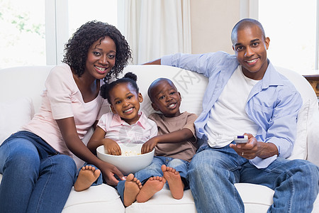 幸福的家庭一起看电视的快乐家庭家庭生活女士频道童年孩子女孩女儿沙发地面小地毯图片