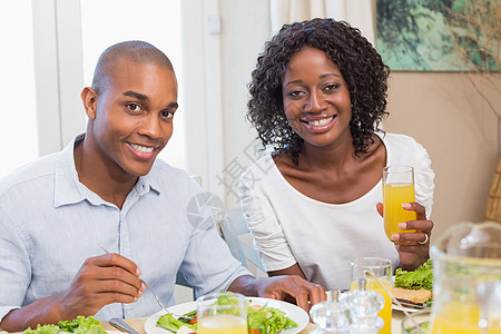享受健康饮食的一对夫妇一起微笑着笑着看镜头图片