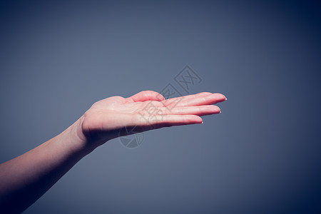 女性手被拉出来手势手指蓝色背景手臂图片