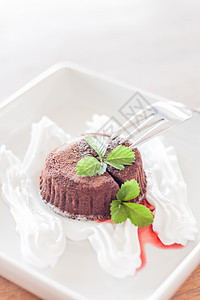 巧克力熔岩 奶油和草莓酱图片
