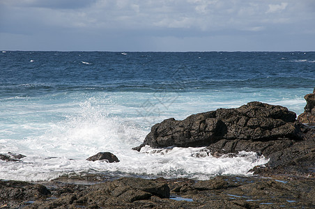 岩石海滩海浪蓝色晴天天堂热带海岸液体图片