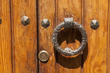 带环的大门建筑学青铜棕色木头安全金属戒指入口门把手图片