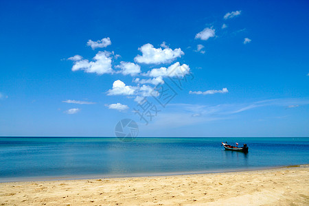 沙滩上有蓝天和云彩太阳天堂海洋放松晴天热带海岸海浪海景阳光图片