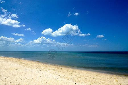 沙滩上有蓝天和云彩蓝色天空假期阳光海岸海浪海洋晴天海景天堂图片