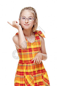带着眼镜的小女孩 用手指威胁着她图片