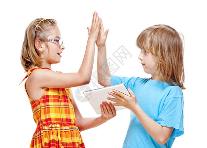 两名儿童做高五手势图片