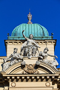 三名妇女被雕塑在的朱利乌什·斯图纳卡奇剧院外墙上图片