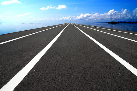 赛道上的白色交通线旅行轮子地面路标路面安全警告路线车道作用图片