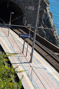 辛克地球社马纳罗拉火车站海岸线平台海岸村庄铁路小艇车站蓝色火车悬崖图片
