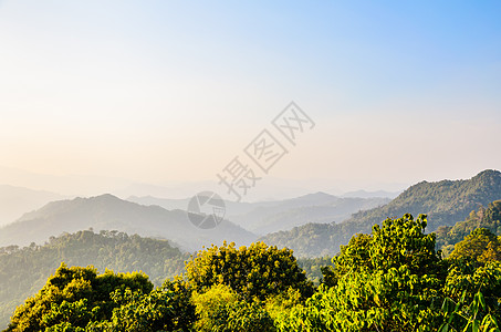 日落时高角度在山上仰望天空图片