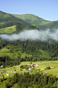 山高地貌喀尔巴阡山 乌克兰房子日落草原彩虹地平线松树农业土地小路云杉背景图片