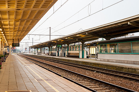 在Kortrijk火车站荒废的平台图片