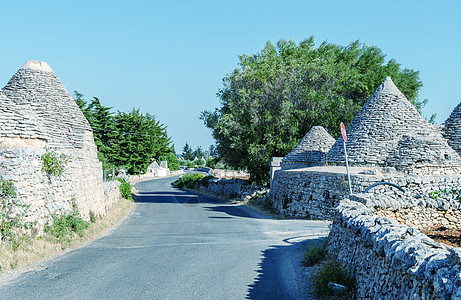 意大利Apulia 意大利 阿尔贝罗有锥形屋顶的独一Trulli住房古董遗产旅游村庄旅行纪念碑历史地标石头房子图片