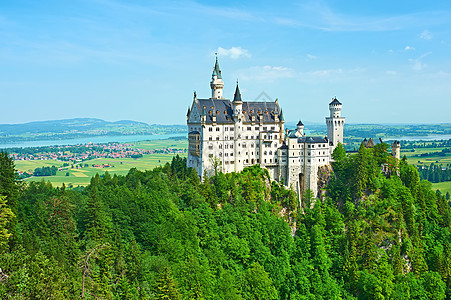 德国的纽施旺斯坦城堡森林村庄大厦晴天旅行国王建筑蓝色天空地标图片