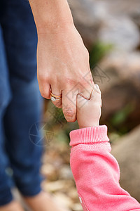 有着女儿的美丽母亲戒指孩子家庭婴儿女士父母岩石童年孩子们手指图片