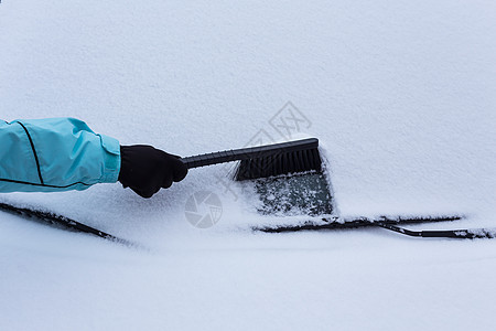 洗车下雪的女人暴风雪汽车女孩场景划痕天气工作扫帚运输窗户图片