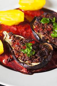 油炸茄子夹肉一种土耳其菜盘绿色白色茄子香菜食物饮食羊肉盘子沙拉美食背景