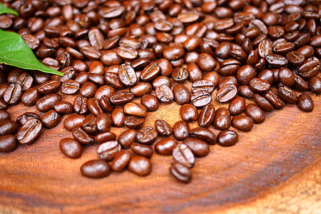 木制背景的咖啡豆咖啡厂酿造茶几咖啡馆时光咖啡公司休闲烘烤咖啡时间图片
