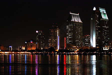 圣地亚哥夜间天空线蓝色大厦城市波浪景观紫色建筑物天际红色建筑学图片