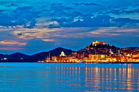 Sibenik 夜晚多彩的海滨风景图片