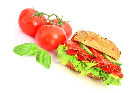 新鲜三明治 加腊肠奶酪和蔬菜食物早餐包子维生素叶子沙拉黄瓜饮食潜艇面包图片