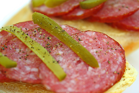 布鲁塞塔香肠起动机午餐面包餐厅香料低脂肪草药烹饪美食图片