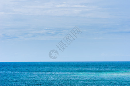 蓝海海洋晴天绿色蓝色海浪场景白色地平线旅行天空图片