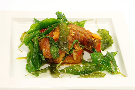 油炸猪肉排骨绿色红色炙烤白色盘子美食水平蔬菜营养叶子图片