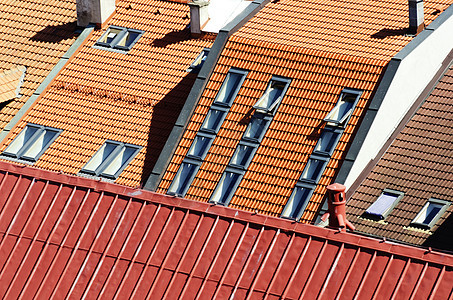 在屋顶中的窗口瓷砖阁楼建筑学红色屋顶烟囱建造建筑窗户绝缘图片