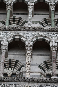 Lucca  来自圣马丁大教堂外墙的详情雕塑首都建筑学宽慰浮雕艺术柱子教会图片