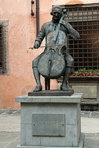 意大利卢卡Puccini的铜像 靠近他出生的房子蝴蝶歌剧青铜艺术雕塑雕像音乐作曲家图片