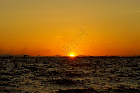 湖边日落的美景日出太阳蓝色地平线海洋波浪橙子墙纸天空魔法图片
