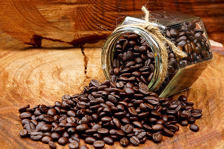在木材和阿拉伯黑咖啡上烤咖啡豆图片