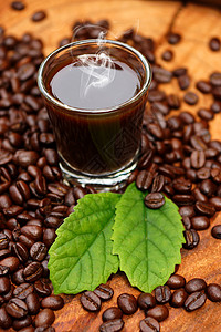 烤咖啡豆在木材和黑咖啡上咖啡厂休闲时间火锅咖啡馆茶几早餐咖啡咖啡公司烘烤图片