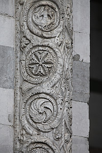 Lucca  来自圣马丁大教堂外墙的详情雕塑狮子艺术建筑学教会宽慰浮雕图片