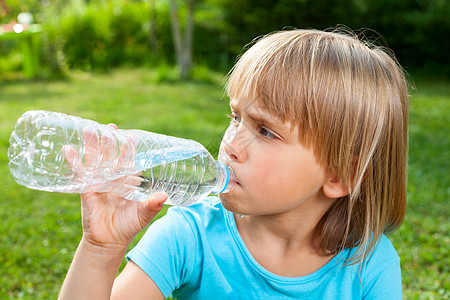户外儿童饮用水死水宠物塑料瓶子孩子饮料花园绿色生活金发女郎图片