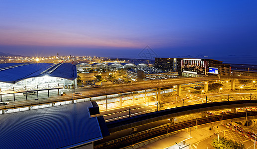 傍晚的香港国际机场旅行景观建筑学天际踪迹城市建筑车辆市中心汽车图片