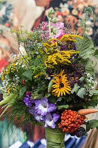 鲜花和草药的美丽花束向日葵甘菊季节玉米装饰作品草本植物大麦薄荷吸附图片