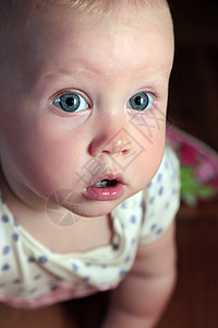 美丽的小女孩工作室快乐头发金发婴儿眼睛白色女儿幸福女孩图片