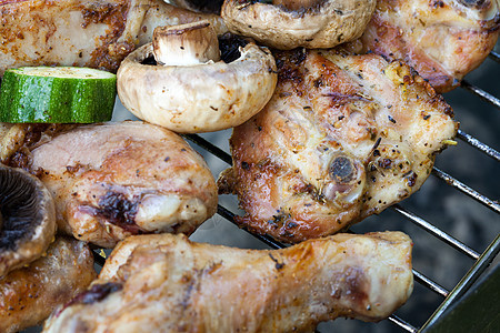 在烤架上用美味的烤肉烧烤美食架子饥饿小鸡牛肉食谱花园家禽香肠木炭图片