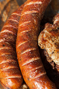 在烤架上用美味的烤肉烧烤用餐烹饪香肠食物食谱美食火焰小鸡饥饿架子图片
