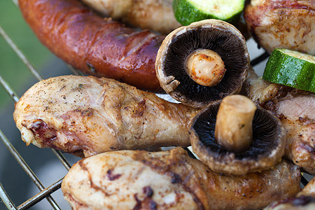 在烤架上用美味的烤肉烧烤架子派对食谱食物用餐木炭香肠猪肉羊肉火焰图片