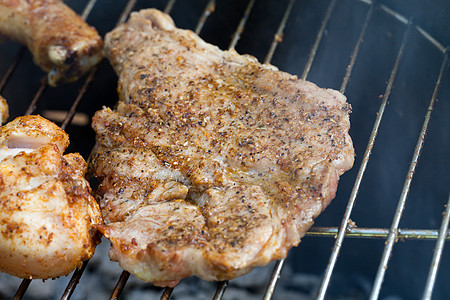 在烤架上用美味的烤肉烧烤家禽牛肉野餐烹饪食物花园羊肉架子食谱猪肉图片