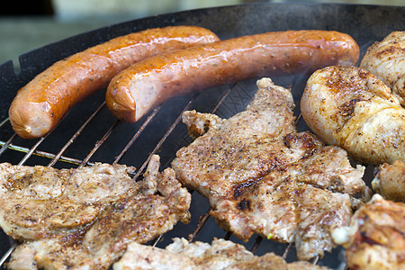 在烤架上用美味的烤肉烧烤火焰牛肉美食架子木炭派对食谱牛扒羊肉烹饪图片