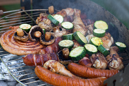 在烤架上用美味的烤肉烧烤香肠火焰美食架子用餐小鸡花园牛扒腰肉食物图片