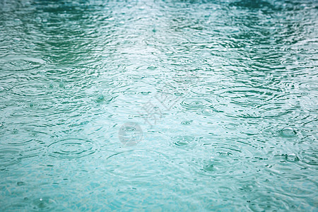 下雨天气涟漪波纹飞溅反射雨滴天空风暴圆圈池塘蓝色图片