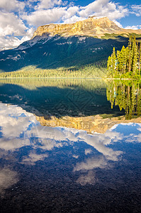 山脉和水的反射 加拿大翡翠湖图片